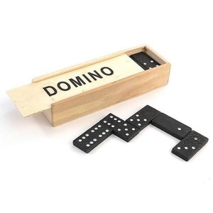 Domino w drewnianym pudełku